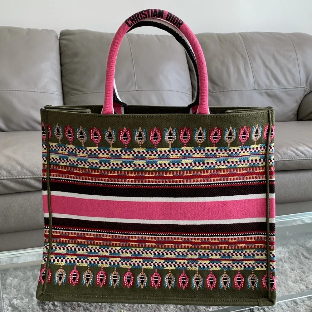 Dior Book Tote
Embroidered Canvas Pink Green - Picture 2 of 10
